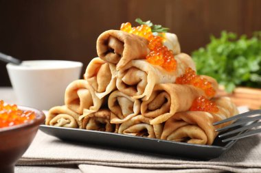 Kırmızı havyarlı ve maydanozlu leziz krepler, yakın plan.