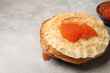 Gri masada kırmızı havyarlı leziz krepler, yakın plan. Metin için boşluk