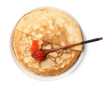 Kırmızı havyarlı leziz krepler beyaza izole edilmiş, üst manzara.