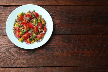 Tahta masada mercimek ve sebzeli nefis salata, üst manzara. Metin için boşluk