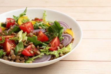 Hafif ahşap masada mercimek ve sebzeli nefis salata, yakın plan. Metin için boşluk