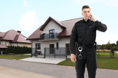 Evin yakınında üniformalı bir güvenlik görevlisi. Özel mülk koruması