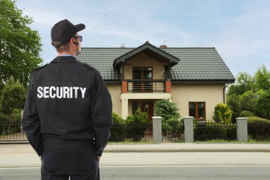 Evin yakınındaki güvenlik görevlisi, arka manzara. Özel mülk koruması