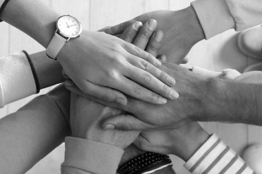 El ele tutuşan bir grup insan, üst görüş. Siyah-beyaz tonlama