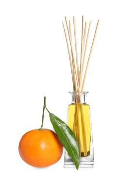 Citrus kokulu sazlık ayırıcı ve taze mandalina beyazda izole edilmiş.