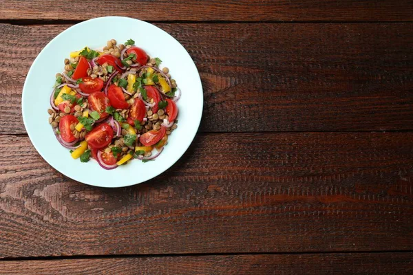Tahta masada mercimek ve sebzeli nefis salata, üst manzara. Metin için boşluk