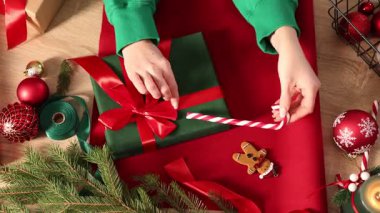 Ahşap masa, üstten görünüm Noel hediye sarma kadın