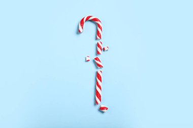 Açık mavi arka planda ezilmiş şeker kamışı, düz uzanmış. Noel hediyesi