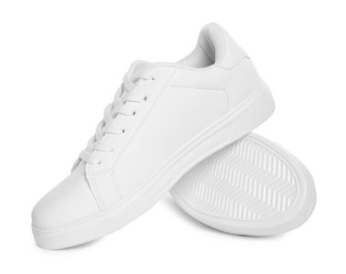 Beyazlar üzerinde izole edilmiş şık spor ayakkabılar.