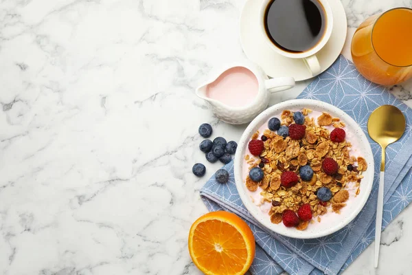 Lezzetli bir kahvaltı. Yoğurtlu granola ve beyaz mermer masada servis edilen meyveler. Metin için boşluk