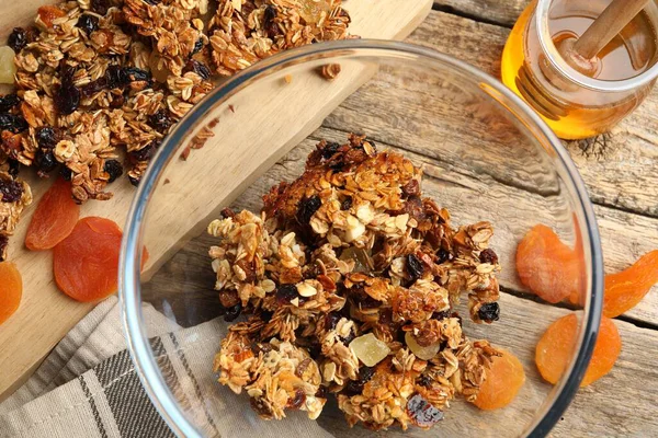 Ballı tahıl, fındık ve kuru üzümlü ahşap masa, düz uzanmış