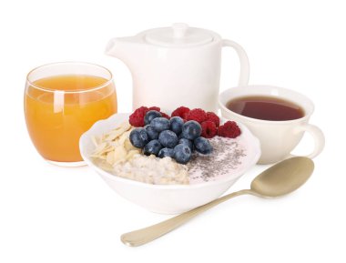 Sağlıklı kahvaltı. Fındıklı yulaf ezmesi, böğürtlen, yoğurt, çay ve meyve suyu.
