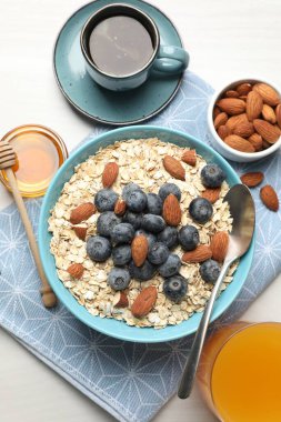 Kuru yulaf, fındık ve yaban mersini kahvaltıda gri masada servis edilir.