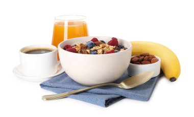 Sağlıklı kahvaltı. Çilekli yulaf ezmesi, muz, kahve ve meyve suyu beyaza izole edilmiş.