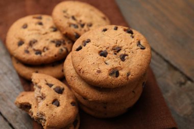 Tahta masada çikolatalı kurabiyeler, yakın plan.