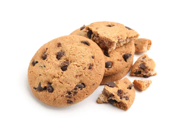 Lezzetli çikolata parçalı kurabiyeler beyaza izole edilmiş