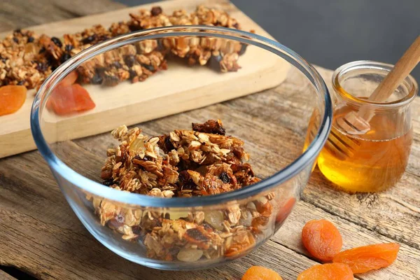 Ballı, fındıklı, kuru üzümlü, ahşap masa, yakın plan.