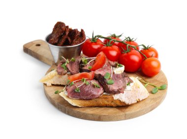 Biftek, krem peynir, domates ve beyaz üzerine izole edilmiş mikro yeşilliklerle nefis bruschetalar.