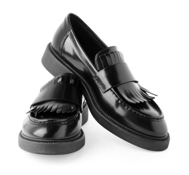 Bir çift şık siyah mokasen ayakkabı beyaza izole edilmiş.