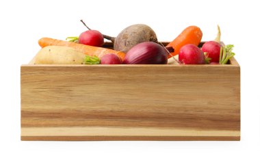 Beyaz sandıkta izole edilmiş bir sürü çiğ sebze.