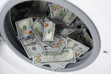Çamaşır makinesinde bir sürü para, yakın plan.