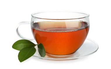 Bir fincan sıcak çay ve yeşil yapraklar beyaz üzerine izole edilmiş.