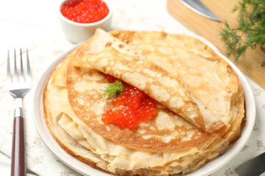 Kırmızı havyarlı ve dereotlu leziz krepler, yakın plan.