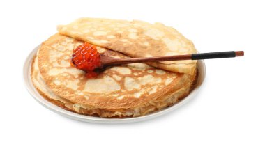 Kırmızı havyarlı leziz krepler beyaza izole edilmiş.