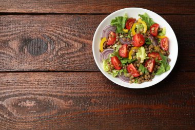 Tahta masada mercimek ve sebzeli nefis salata, üst manzara. Metin için boşluk