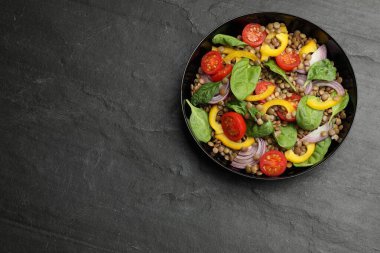 Gri desenli masada mercimek ve sebzeli lezzetli salata, üst manzara. Metin için boşluk