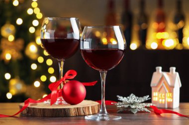 Bardaklar dolusu kırmızı şarap ve Noel süsü.
