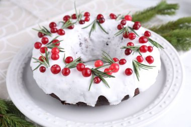 Yaban mersinli ve biberiyeli lezzetli Noel pastası, yakın plan.