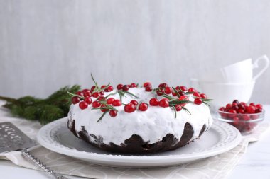 Yaban mersinli ve biberiyeli lezzetli bir Noel pastası. Arka planda ışığa karşı, yakın plan.