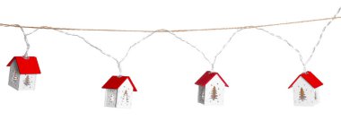 Beyaz arka planda asılı ev şeklindeki şenlikli ışıklar. Mutlu Noeller ve mutlu yıllar.