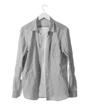 Gri buruşuk gömlekli askı beyaza izole edilmiş.