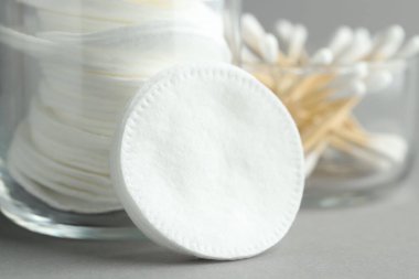 Açık gri arka planda temiz pamuk ve bezler, yakın plan.