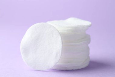 Leylak arkaplan üzerine temiz pamuk pedleri yığını, yakın plan