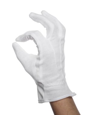 Kumaş eldivenli kadın beyaz arka planda iyi bir hareket gösteriyor, yakın plan.