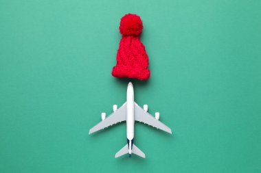 Noel tatili. Oyuncak uçak ve şapka turkuaz arka planda, düz yatıyordu