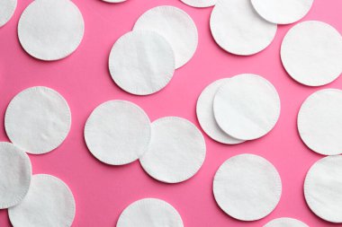 Pembe arka planda temiz pamuk pedleri, düz yatış