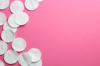 Pembe arka planda temiz pamuk pedler, düz yatış. Metin için boşluk