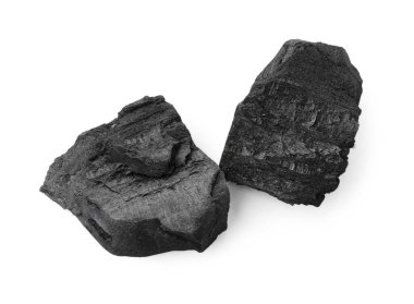 Beyaz arkaplanda siyah kömür parçaları