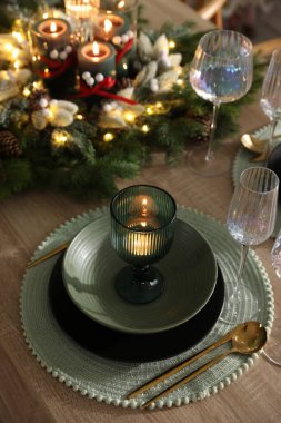 Kutlama masası dekorasyonu, kapalı mekan, yakın çekim.