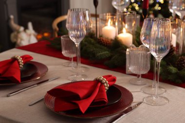 Kutlama masası dekorasyonu, kapalı mekan, yakın çekim.