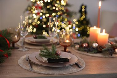 Kutlama masası dekorasyonu, kapalı mekan, yakın çekim.