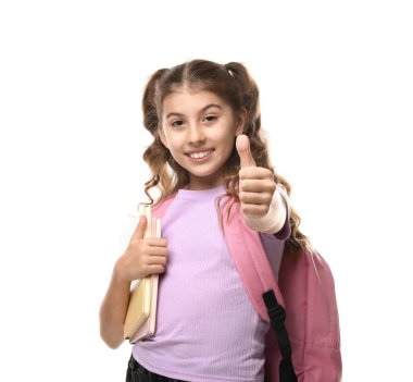 Sırt çantalı ve kitaplı gülümseyen kız beyaz arka planda baş parmağını gösteriyor.