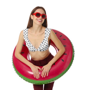 Beyaz arka planda şişme yüzüğü olan bir iş kadını.