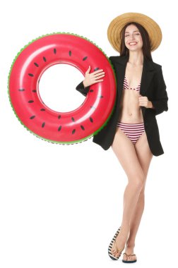 Beyaz arka planda şişme yüzüğü olan bir iş kadını.