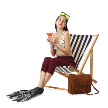 Dalış maskesi ve beyaz arka planda iskemlede kokteyli olan bir iş kadını.