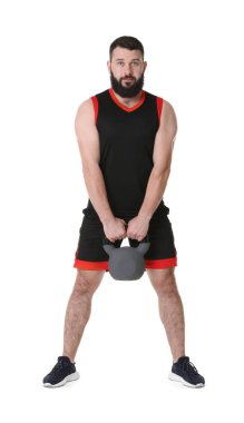 Beyaz arka planda kettlebell ile egzersiz yapan adam